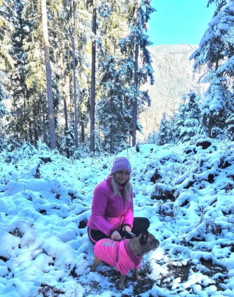 Nicole Katharina Wutti BA MSc mit ihrem Hund im verschneiten Wald